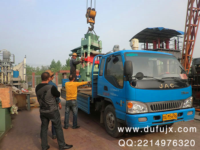 廣東魚餌壓塊機發(fā)貨現場